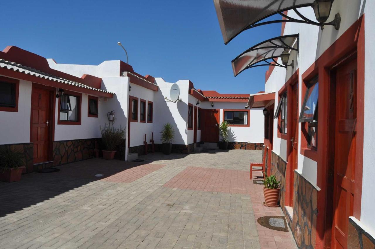 Timo'S Guesthouse Accommodation Lüderitz エクステリア 写真