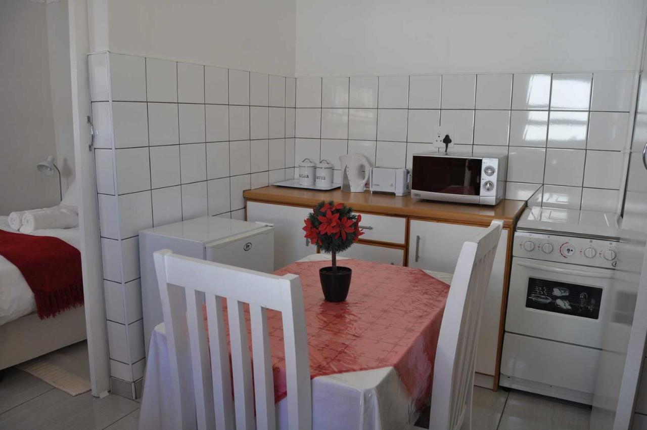 Timo'S Guesthouse Accommodation Lüderitz エクステリア 写真