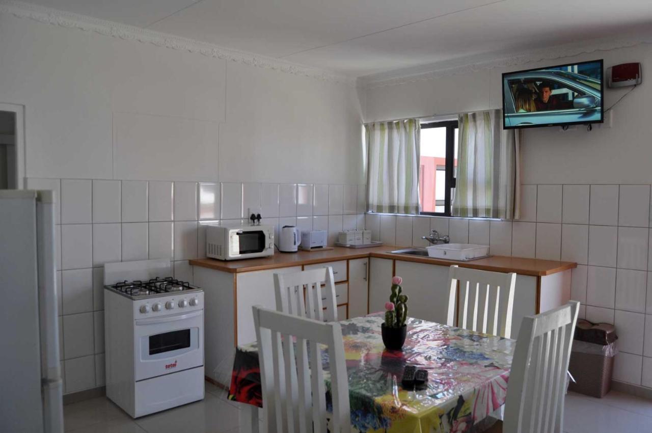 Timo'S Guesthouse Accommodation Lüderitz エクステリア 写真