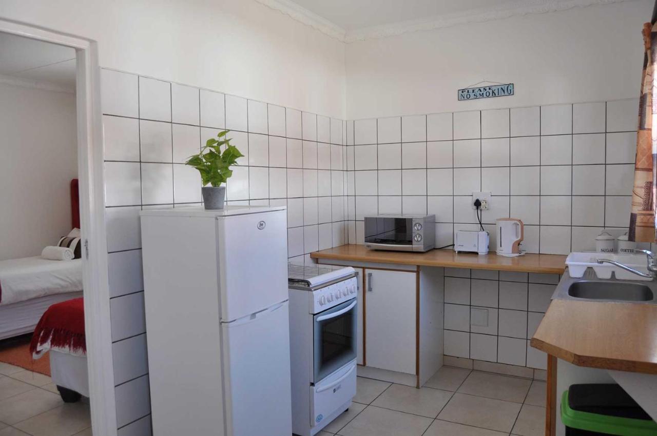 Timo'S Guesthouse Accommodation Lüderitz エクステリア 写真