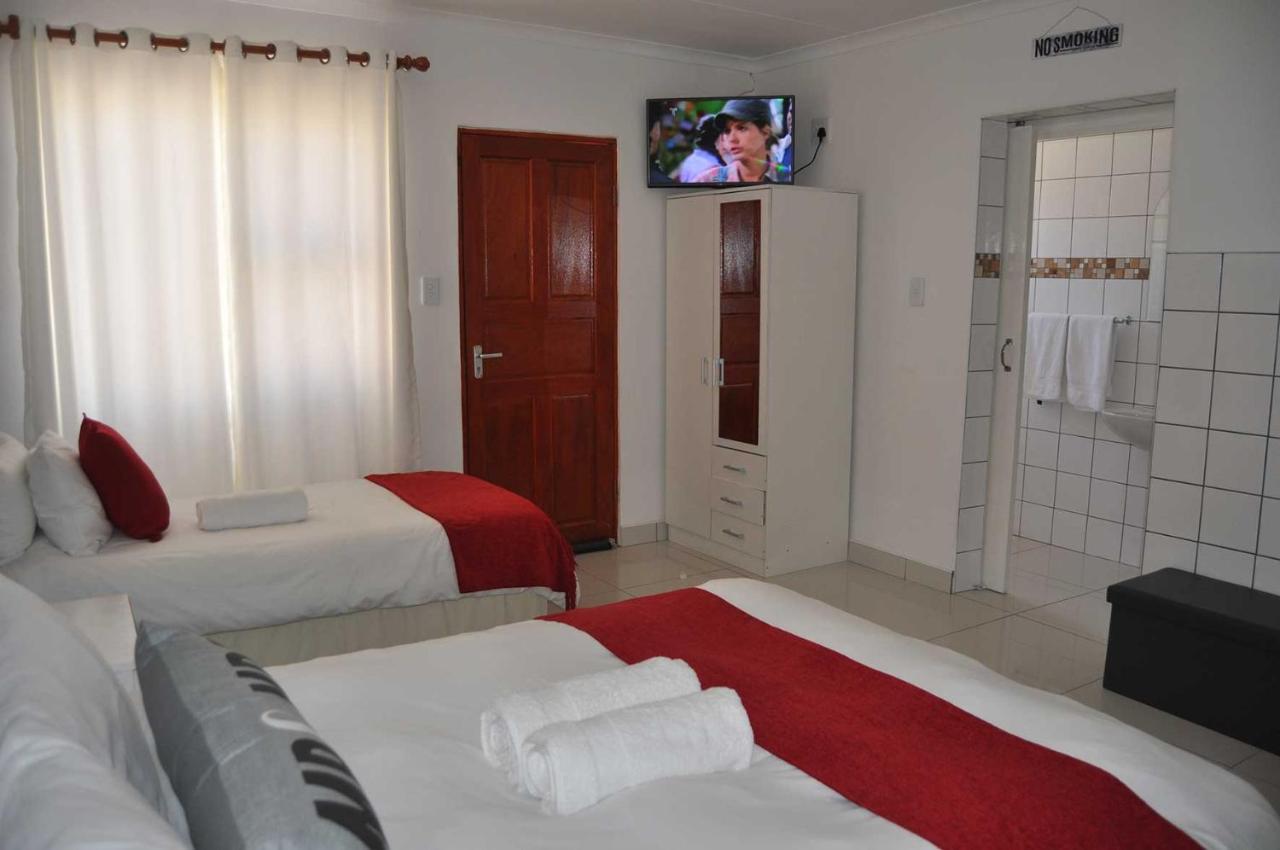 Timo'S Guesthouse Accommodation Lüderitz エクステリア 写真