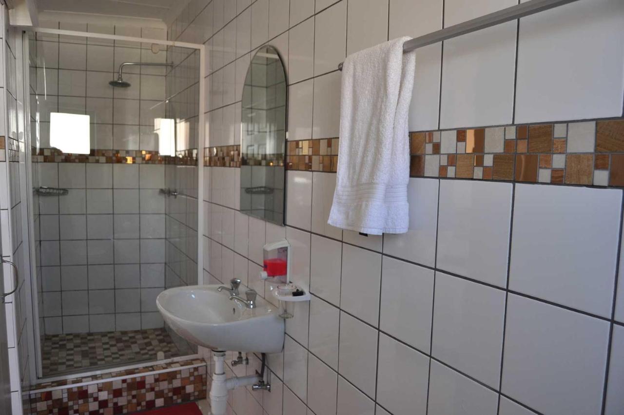 Timo'S Guesthouse Accommodation Lüderitz エクステリア 写真