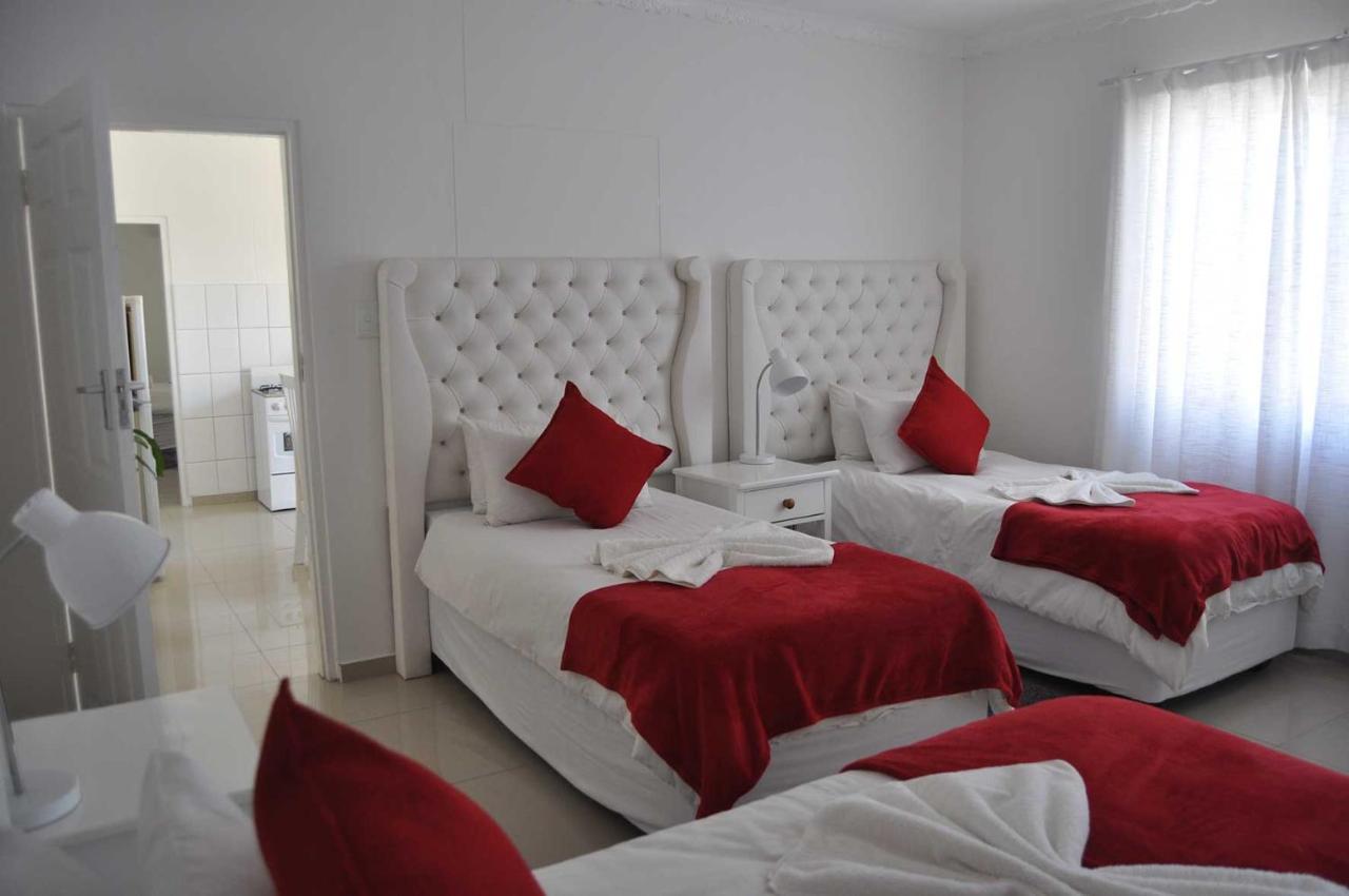 Timo'S Guesthouse Accommodation Lüderitz エクステリア 写真