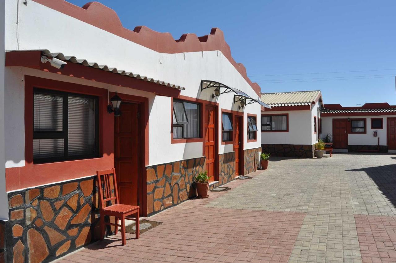 Timo'S Guesthouse Accommodation Lüderitz エクステリア 写真