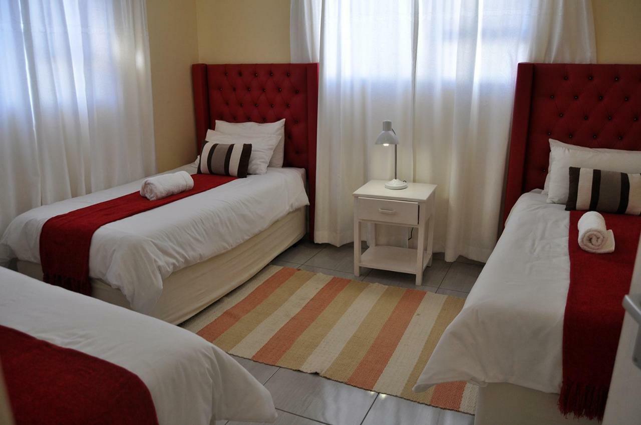 Timo'S Guesthouse Accommodation Lüderitz エクステリア 写真