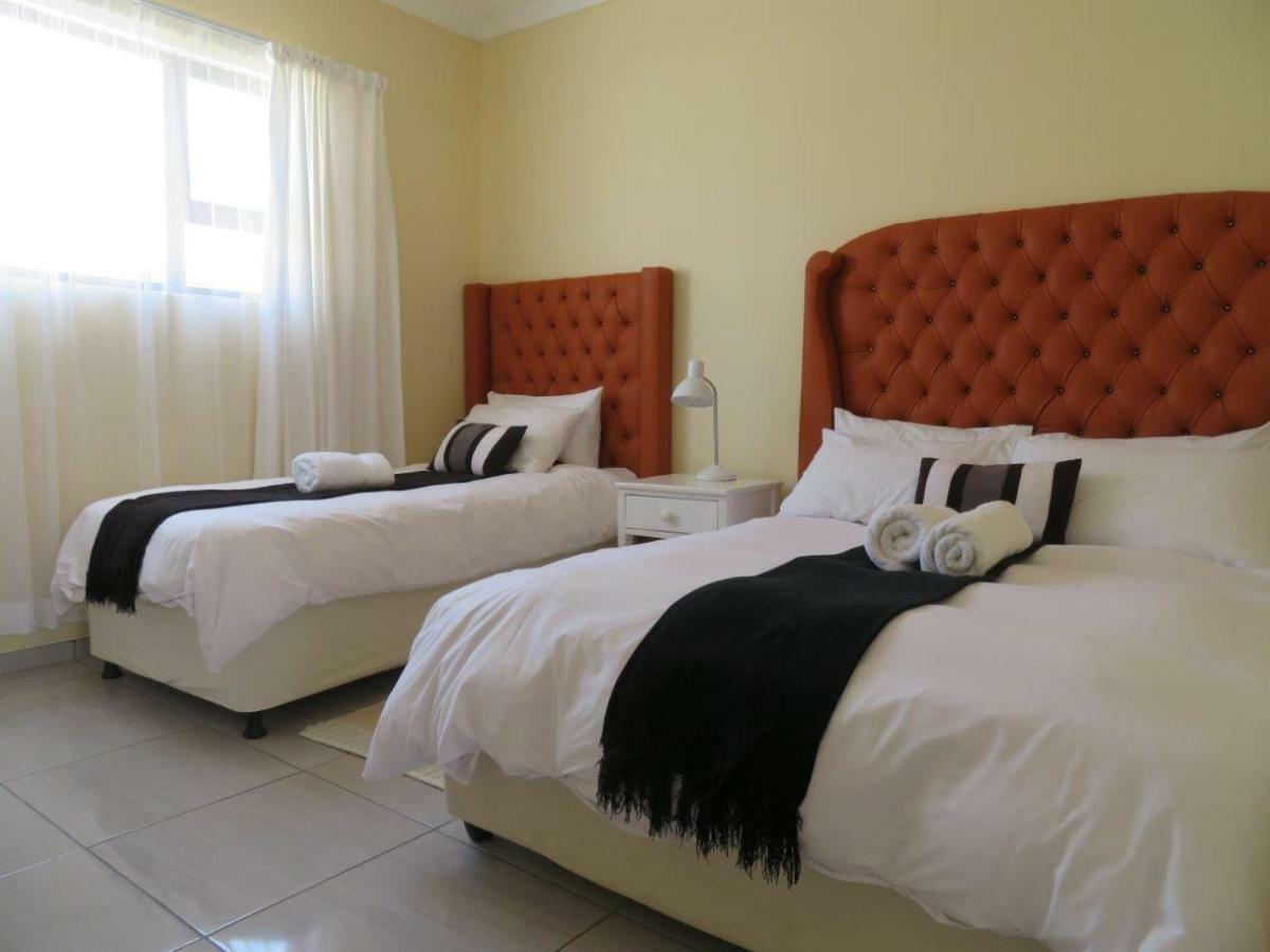 Timo'S Guesthouse Accommodation Lüderitz エクステリア 写真